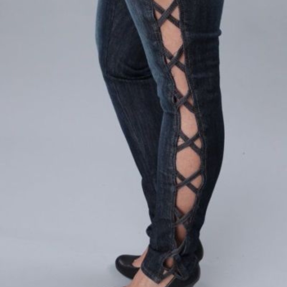 DEREON OPEN LEG SKINNY JEANS ZIP & BUTTON CLOSURE
